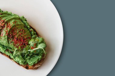 Lezzetli ve besleyici sebze tost ya da sandviç avokado ve en az bir tarzda guacamole. Sağlıklı gıda. Yararlı bir aperatif. Metin için yakındaki yer