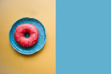 En az bir tarzda parlak renkli arka plan üzerinde çörek. Metin için yakındaki yer