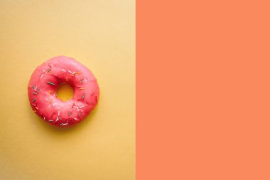 En az bir tarzda parlak renkli arka plan üzerinde çörek. Metin için yakındaki yer