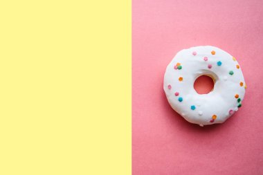 En az bir tarzda parlak renkli arka plan üzerinde çörek. Metin için yakındaki yer