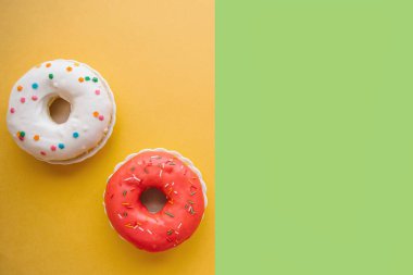 Çörek parlak renkli arka plan üzerinde. Metin için yakındaki yer