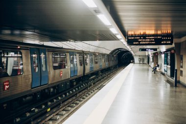 Lisbon, 01 Mayıs 2018: Lizbon bir metro istasyonunda tipik iç. Bir gezi yeraltı metro