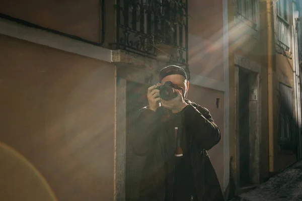 Pouliční fotograf nebo mladý muž vyfotil autentické domů v Lisabonu v Portugalsku. Profesionální fotograf nebo turistické fotografování pro paměť — Stock fotografie