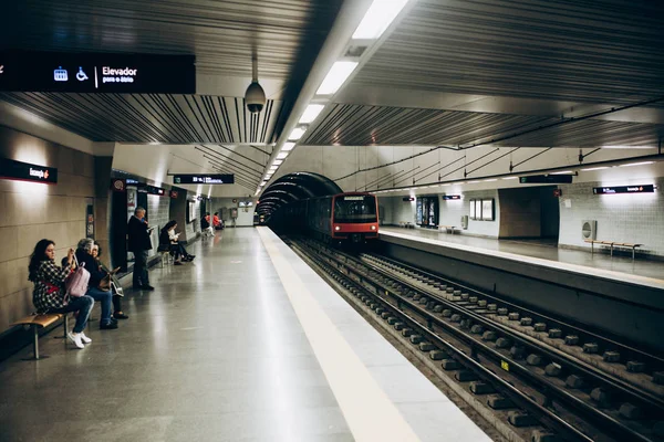 Lissabon, 01 maj 2018: typisk inre av en tunnelbanestation i Lissabon. En resa i den underjordiska tunnelbanan — Stockfoto