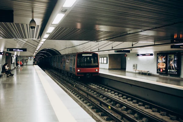 Lisbon, 01 Mei 2018: Bagian dalam stasiun kereta bawah tanah yang khas di Lisbon. Sebuah perjalanan di bawah tanah metro — Stok Foto