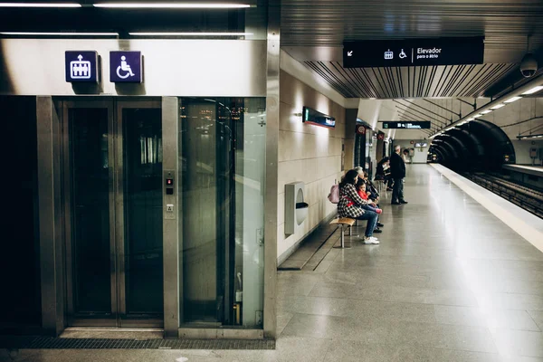 Lisboa, 01 de mayo de 2018: Interior típico de una estación de metro en Lisboa. Un viaje en metro subterráneo — Foto de Stock