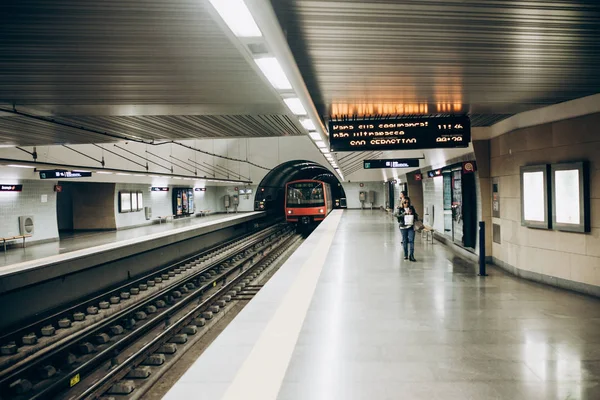 Lisboa, 01 de mayo de 2018: Interior típico de una estación de metro en Lisboa. Un viaje en metro subterráneo — Foto de Stock