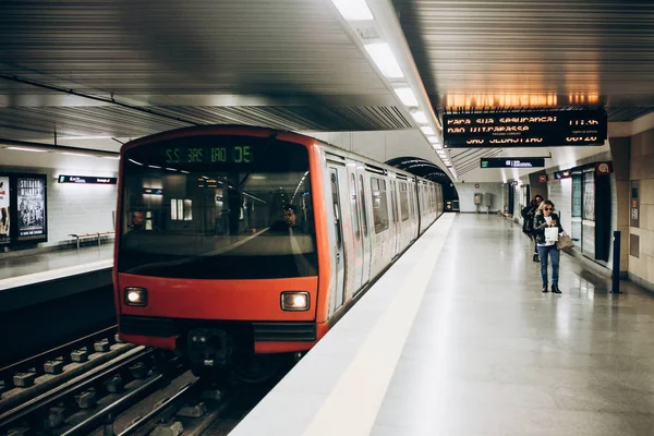 Lisbon, 01 Mayıs 2018: Lizbon bir metro istasyonunda tipik iç. Bir gezi yeraltı metro