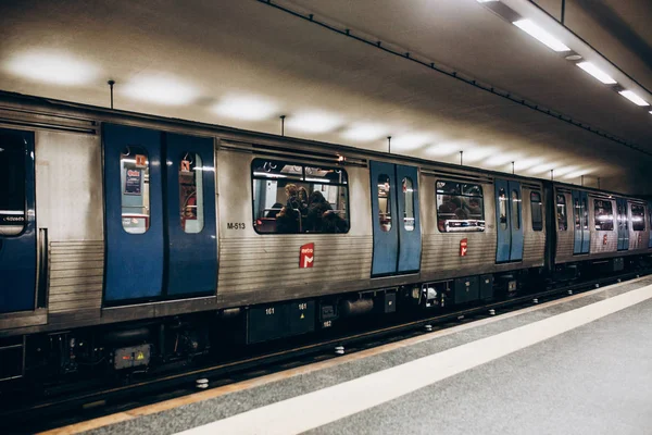 Lisboa, 01 de mayo de 2018: Interior típico de una estación de metro en Lisboa. Un viaje en metro subterráneo — Foto de Stock