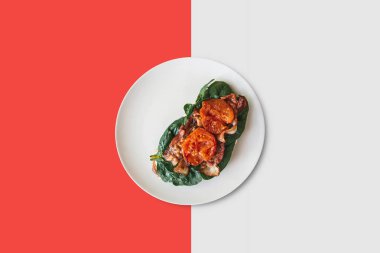 Lezzetli ve besleyici tost ya da sandviç sosis, ıspanak ve domates ile. Lezzetli yemekler