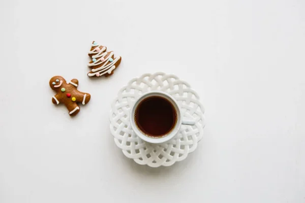 Secangkir teh putih dan wangi herbal atau teh hitam. Terdekat kebohongan Natal gingerbread atau cookie . — Stok Foto