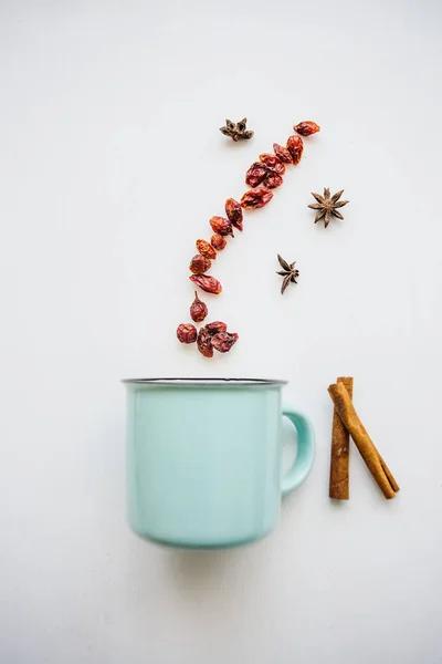 Secangkir teh harum dan lezat atau kopi di permukaan putih dihiasi dengan gaya Natal. Ide kreatif — Stok Foto