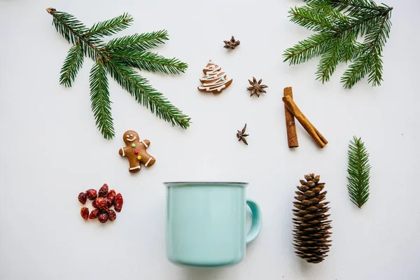 Una taza de té o café perfumado y delicioso en una superficie blanca decorada en un estilo navideño. Idea creativa — Foto de Stock