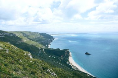 Portekiz kıyısında kapalı Atlantik Okyanusu güzel manzarasına. Alışılmadık doğal peyzaj