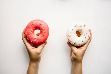 Kız çörek ellerinin beyaz bir arka plan üzerinde tutuyor.