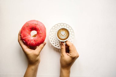 Kız kahve içip, çörek yemek gidiyor