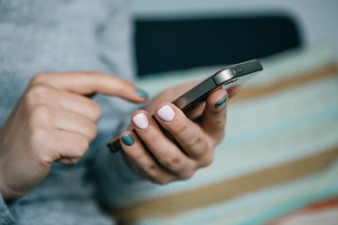 Yakın çekim. Bir kız bir cep telefonu arama veya mesaj göndermek ya da bir sosyal ağ iletişim kurmak için kullandığı veya uygulama kullanır