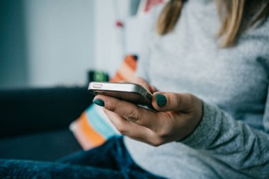 Yakın çekim. Bir kız bir cep telefonu arama veya mesaj göndermek ya da bir sosyal ağ iletişim kurmak için kullandığı veya uygulama kullanır