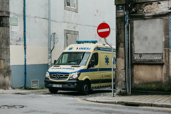 Португалия, Порту, 05 мая 2018 года: скорая помощь на городской улице. Скорая помощь. Скорая 112 . — стоковое фото