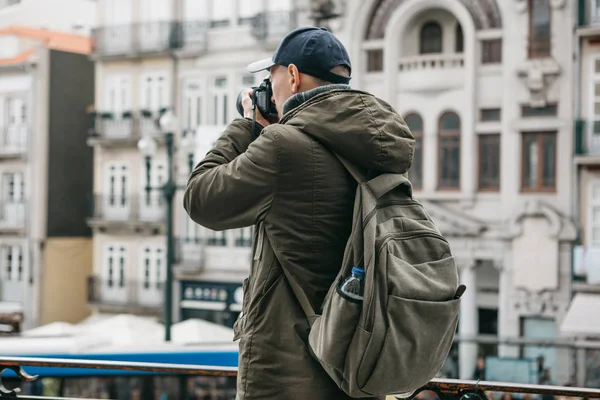 Un fotógrafo de viajes profesional o fotografías turísticas un hermoso paisaje urbano en Oporto en Portugal. Ocupación profesional o hobby — Foto de Stock