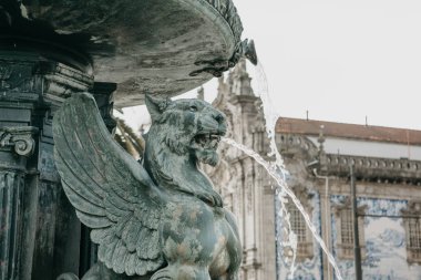 Porto, Portekiz kasaba meydanında antik kanatlı aslan Çeşmesi