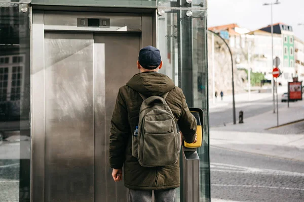 Un turista con mochila usa un ascensor en la calle de Oporto en Portugal para bajar al metro — Foto de Stock