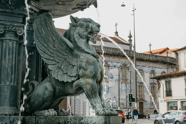 Antica Fontana del Leone Alato nella piazza di Porto, Portogallo — Foto Stock