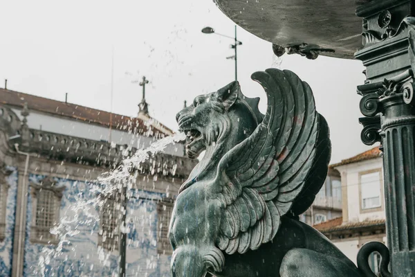 Antica Fontana del Leone Alato nella piazza di Porto, Portogallo — Foto Stock