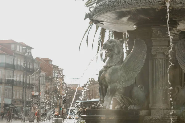 Antica Fontana del Leone Alato nella piazza di Porto, Portogallo — Foto Stock