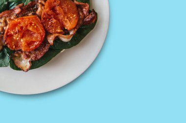 Yakın çekim. Pastırma, ıspanak ve domates ile lezzetli ve besleyici yemek. Lezzetli yemekler. Metin için yakındaki yer