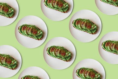 Lezzetli ve besleyici sebze tost ya da sandviç avokado ve guacamole en az bir tarzda bir sürü arka plan