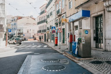 Sokak benzin Lizbon ile araçların yakıt ikmali.