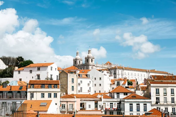 Hermosa vista de Lisboa. Casa tradicional con techos amarillos y cielo azul . —  Fotos de Stock