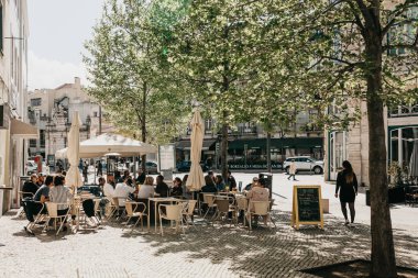 Lizbon Portekiz rahat bir sokak kafe.