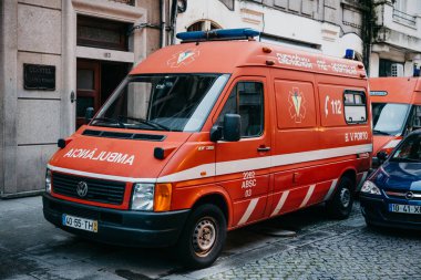 Bir ambulans şehrin sokak üzerinde. Acil yardım. Ambulans Servisi 112.