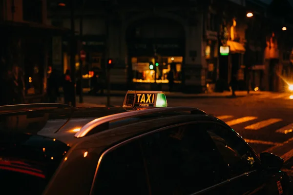 Un taxi amarillo tradicional en Oporto en Portugal — Foto de Stock