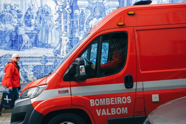 Portugal, Porto, 05 de mayo de 2018: Una ambulancia en la calle de la ciudad. Ayuda de emergencia. Servicio de ambulancia 112 . — Foto de Stock