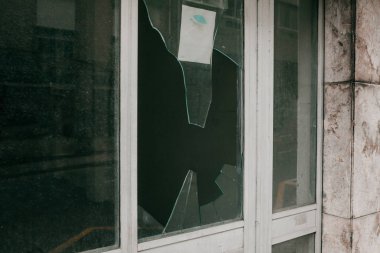 Bir deprem ya da vandalizm veya diğer negatif olay sonucu kırık pencere.