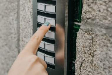 Kız doorphone düğmesine basınca veya dahili aramalar
