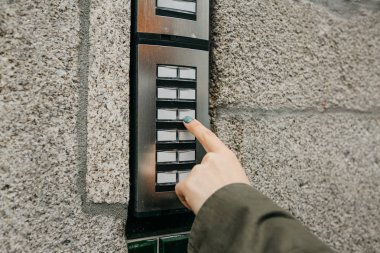 Kız doorphone düğmesine basınca veya dahili aramalar
