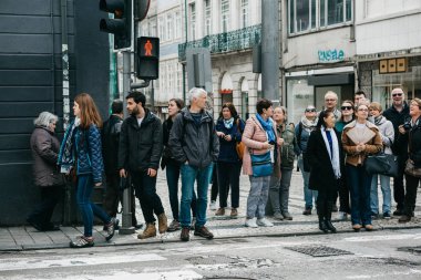 Kırmızı trafik ışığı kişilik bir kalabalık standları