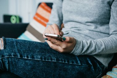 Yakın çekim. Bir kız bir cep telefonu arama veya mesaj göndermek ya da bir sosyal ağ iletişim kurmak için kullandığı veya uygulama kullanır