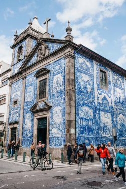 Azulejo fayans Porto üzerinden geleneksel tarzda yapılmış bir kilise inşa.