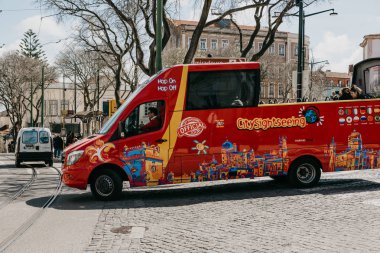 Geleneksel turizm minibüs Lizbon şehir sokak sürmek