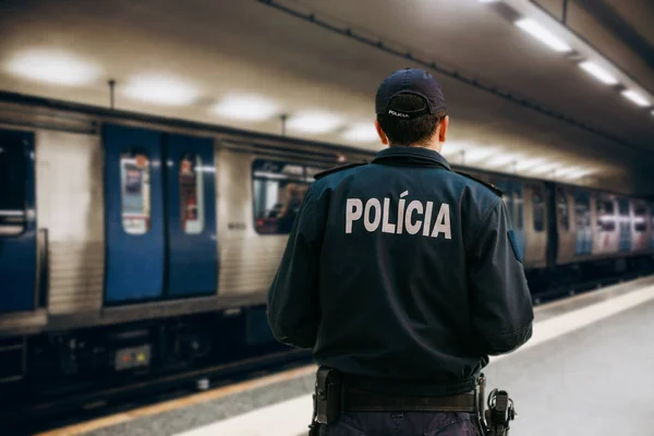 Vista dal retro di un poliziotto portoghese — Foto Stock