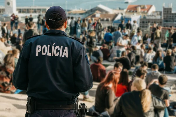 Vista dal retro di un poliziotto portoghese custodisce l'ordine pubblico — Foto Stock