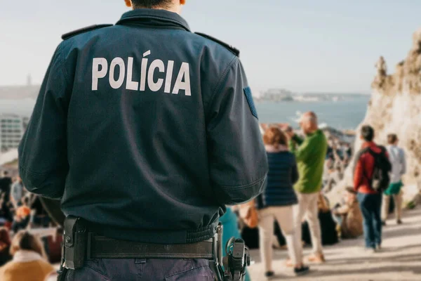 Vista dal retro di un poliziotto portoghese custodisce l'ordine pubblico — Foto Stock