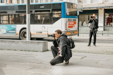 İki fotoğrafçılar veya bir turist fotoğraf güzel kent manzaralı veya konumlar.