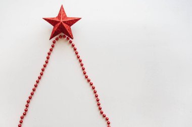 Noel köknar-ağacı boncuklar ve üst bir yıldız.