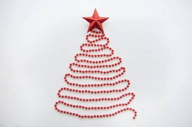 Noel köknar-ağacı boncuklar ve üst bir yıldız.